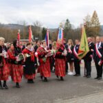 Złożenie kwiatów pod pomnikiem