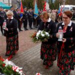 Złożenie kwiatów pod pomnikiem