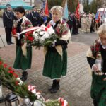 Złożenie kwiatów pod pomnikiem