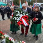 Złożenie kwiatów pod pomnikiem