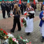 Złożenie kwiatów pod pomnikiem