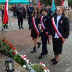 Złożenie kwiatów pod pomnikiem