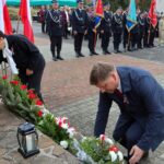 Złożenie kwiatów pod pomnikiem