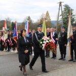 Złożenie kwiatów pod pomnikiem