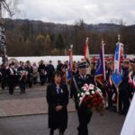 Złożenie kwiatów pod pomnikiem