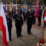 Złożenie kwiatów pod pomnikiem