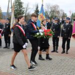 Złożenie kwiatów pod pomnikiem