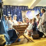 W sobotę, 10 stycznia 2026 r., na sali widowiskowej w Jachówce odbyły się wyjątkowe Jasełka w wykonaniu zespołu regionalnego 