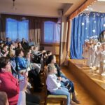 W sobotę, 10 stycznia 2026 r., na sali widowiskowej w Jachówce odbyły się wyjątkowe Jasełka w wykonaniu zespołu regionalnego 