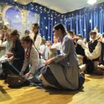 W sobotę, 10 stycznia 2026 r., na sali widowiskowej w Jachówce odbyły się wyjątkowe Jasełka w wykonaniu zespołu regionalnego 