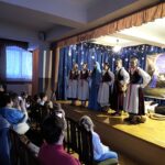 W sobotę, 10 stycznia 2026 r., na sali widowiskowej w Jachówce odbyły się wyjątkowe Jasełka w wykonaniu zespołu regionalnego 