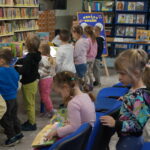 Lekcja biblioteczna dla przedszkolaków w Bibliotece Publicznej w Palczy