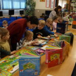 Lekcja biblioteczna dla przedszkolaków w Bibliotece Publicznej w Palczy