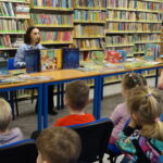 Lekcja biblioteczna dla przedszkolaków w Bibliotece Publicznej w Palczy