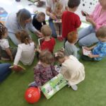 Z tej okazji Międzynarodowego Dnia Książek i Praw Autorskich, w tym roku Pani bibliotekarz z Gminnej Biblioteki Publicznej odwiedził najmłodszych czytelników z Gminnego Żłobka Bajkowy Zakątek