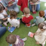 Z tej okazji Międzynarodowego Dnia Książek i Praw Autorskich, w tym roku Pani bibliotekarz z Gminnej Biblioteki Publicznej odwiedził najmłodszych czytelników z Gminnego Żłobka Bajkowy Zakątek
