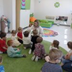 Z tej okazji Międzynarodowego Dnia Książek i Praw Autorskich, w tym roku Pani bibliotekarz z Gminnej Biblioteki Publicznej odwiedził najmłodszych czytelników z Gminnego Żłobka Bajkowy Zakątek