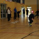 Zawody strażackie - uczestnik pokonujący na torze