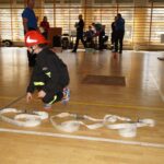 Zawody strażackie - uczestnik pokonujący na torze