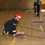 Zawody strażackie - uczestnik pokonujący na torze