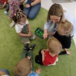 Z tej okazji Międzynarodowego Dnia Książek i Praw Autorskich, w tym roku Pani bibliotekarz z Gminnej Biblioteki Publicznej odwiedził najmłodszych czytelników z Gminnego Żłobka Bajkowy Zakątek