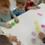 Z tej okazji Międzynarodowego Dnia Książek i Praw Autorskich, w tym roku Pani bibliotekarz z Gminnej Biblioteki Publicznej odwiedził najmłodszych czytelników z Gminnego Żłobka Bajkowy Zakątek