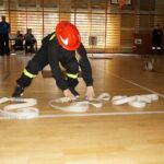 Zawody strażackie - uczestnik pokonujący na torze