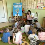 Spotkanie czytelnicze bibliotekarza z Biblioteki Publicznej w Bieńkówce z przedszkolakami z Przedszkola w Bieńkówce