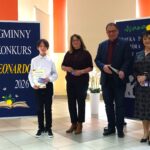 Konkurs Leonardo 2026 - uczestnik konkursu wraz z Organizatorami i Przewodniczącą Komisji