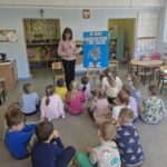 Spotkanie czytelnicze bibliotekarza z Biblioteki Publicznej w Bieńkówce z przedszkolakami z Przedszkola w Bieńkówce
