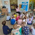 Spotkanie czytelnicze bibliotekarza z Biblioteki Publicznej w Bieńkówce z przedszkolakami z Przedszkola w Bieńkówce