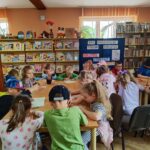 Tworzenie własnej pierwsze książeczki podczas lekcji bibliotecznej w ramach Tygodnia Bibliotek