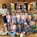 Spotkanie z czytelnikami w bibliotece podczas Tygodnia Bibliotek - lekcja biblioteczna dla przedszkolaków