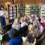 Spotkanie z czytelnikami w bibliotece podczas Tygodnia Bibliotek