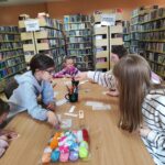 Spotkanie Klubu Przyjaciół Biblioteki - tworzenie zakładek