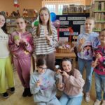 Spotkanie Klubu Przyjaciół Biblioteki - tworzenie zakładek