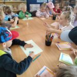 Tworzenie własnej pierwsze książeczki podczas lekcji bibliotecznej w ramach Tygodnia Bibliotek