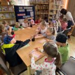 Tworzenie własnej pierwsze książeczki podczas lekcji bibliotecznej w ramach Tygodnia Bibliotek