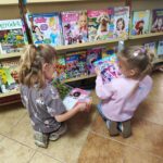 Młodzi czytelnicy w bibliotece podczas Tygodnia Bibliotek