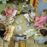 Czytanie na dywanie w Bibliotece Publicznej w Jachówce