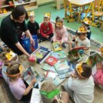 CZYTANIE NA DYWANIE - ZAKOŃCZENIE CAŁOROCZNEJ AKCJI CZYTELNICZEJ DLA PRZEDSZKOLAKÓW