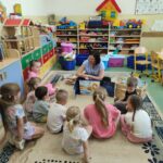 Czytanie na dywanie w Bibliotece Publicznej w Jachówce