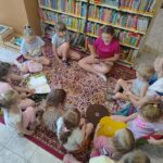 Czytanie na dywanie w Bibliotece Publicznej w Jachówce