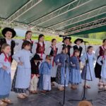 WYSTĘP ZESPOŁU REGIONALNEGO BUDZOWSKIE KLISZCZAKI DZIAŁAJACEGO PRZY BIBLIOTECE I OŚRODKU ANIMACJI KULTURY GMINY BUDZÓW NA CHARYTATYWNEJ PARAFIADZIE ZE ŚWIĘTYMI W BUDZOWIE