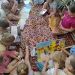 Czytanie na dywanie w Bibliotece Publicznej w Jachówce