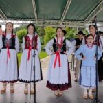 WYSTĘP ZESPOŁU REGIONALNEGO BUDZOWSKIE KLISZCZAKI DZIAŁAJACEGO PRZY BIBLIOTECE I OŚRODKU ANIMACJI KULTURY GMINY BUDZÓW NA CHARYTATYWNEJ PARAFIADZIE ZE ŚWIĘTYMI W BUDZOWIE
