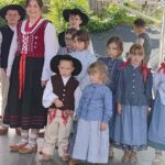 WYSTĘP ZESPOŁU REGIONALNEGO BUDZOWSKIE KLISZCZAKI DZIAŁAJACEGO PRZY BIBLIOTECE I OŚRODKU ANIMACJI KULTURY GMINY BUDZÓW NA CHARYTATYWNEJ PARAFIADZIE ZE ŚWIĘTYMI W BUDZOWIE