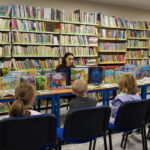 Lekcja biblioteczna dla przedszkolaków z ZSP w Palczy w Bibliotece Publicznej w Palczy