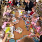 Spotkanie czytelnicze w ramach akcji Cała Polska Czyta Dzieciom w Bibliotece Publicznej w Bieńkówce