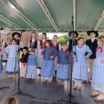 WYSTĘP ZESPOŁU REGIONALNEGO BUDZOWSKIE KLISZCZAKI DZIAŁAJACEGO PRZY BIBLIOTECE I OŚRODKU ANIMACJI KULTURY GMINY BUDZÓW NA CHARYTATYWNEJ PARAFIADZIE ZE ŚWIĘTYMI W BUDZOWIE